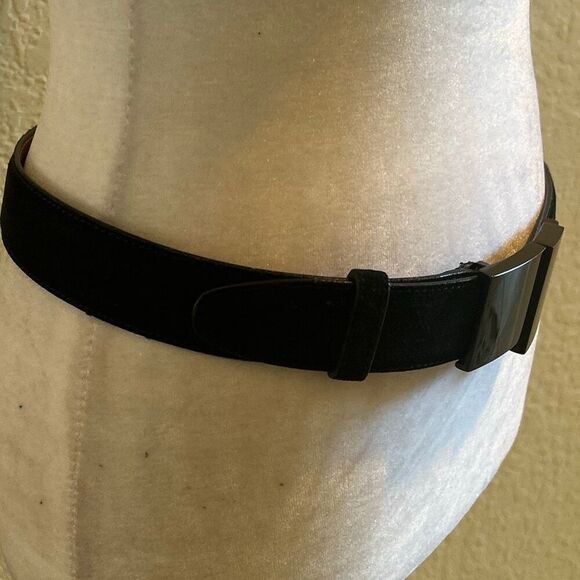 Gucci Women\'s Italian Size 80 Black Buckle Belt Minimalist Quiet Luxury 33\